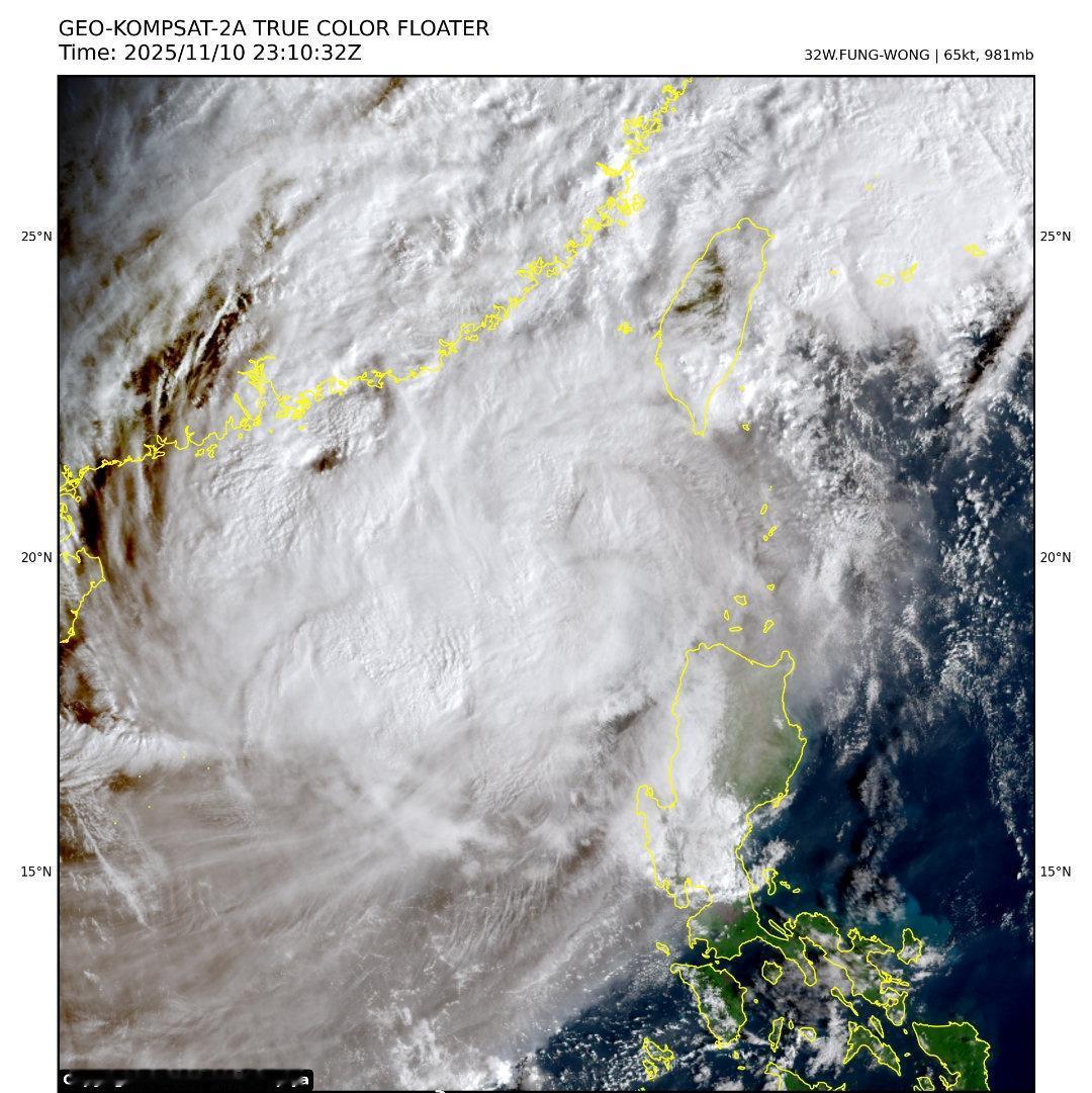 【台风凤凰明日登陆台湾】今年第26号台风凤凰目前位于南海东北部，目前强度为台风级