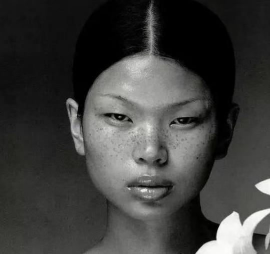 1999年，18岁的吕燕去面试模特，她满脸雀斑，一个男人对她说，你真漂亮，真好