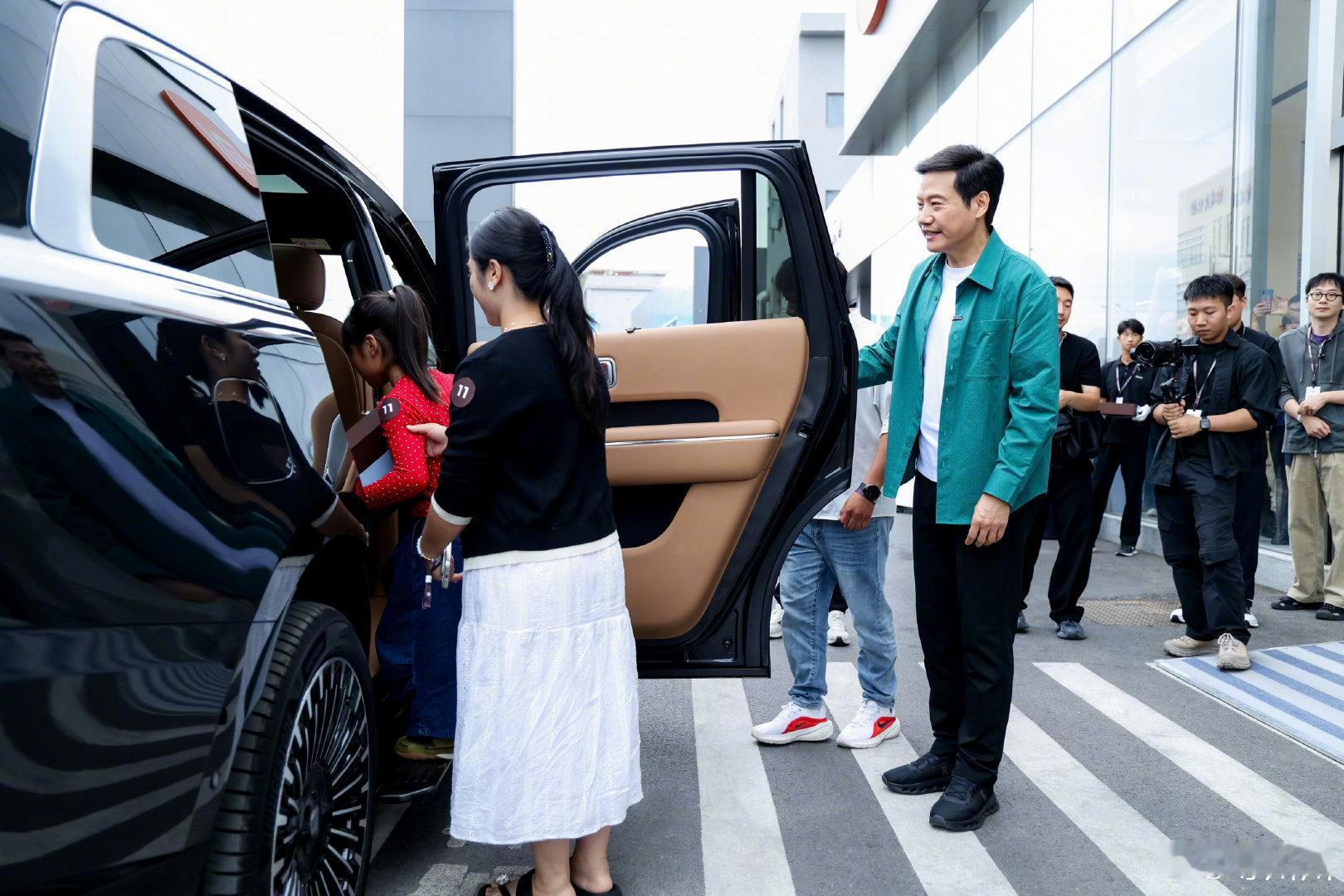 如果你也想和雷总握手，那么你可以买辆小米汽车[墨镜]​