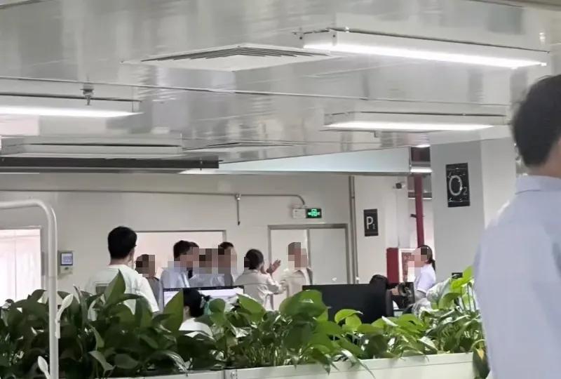 曝某大厂员工当众掌掴领导，说是拒绝批假！混过职场的打工人都知道，一般不可能和领导