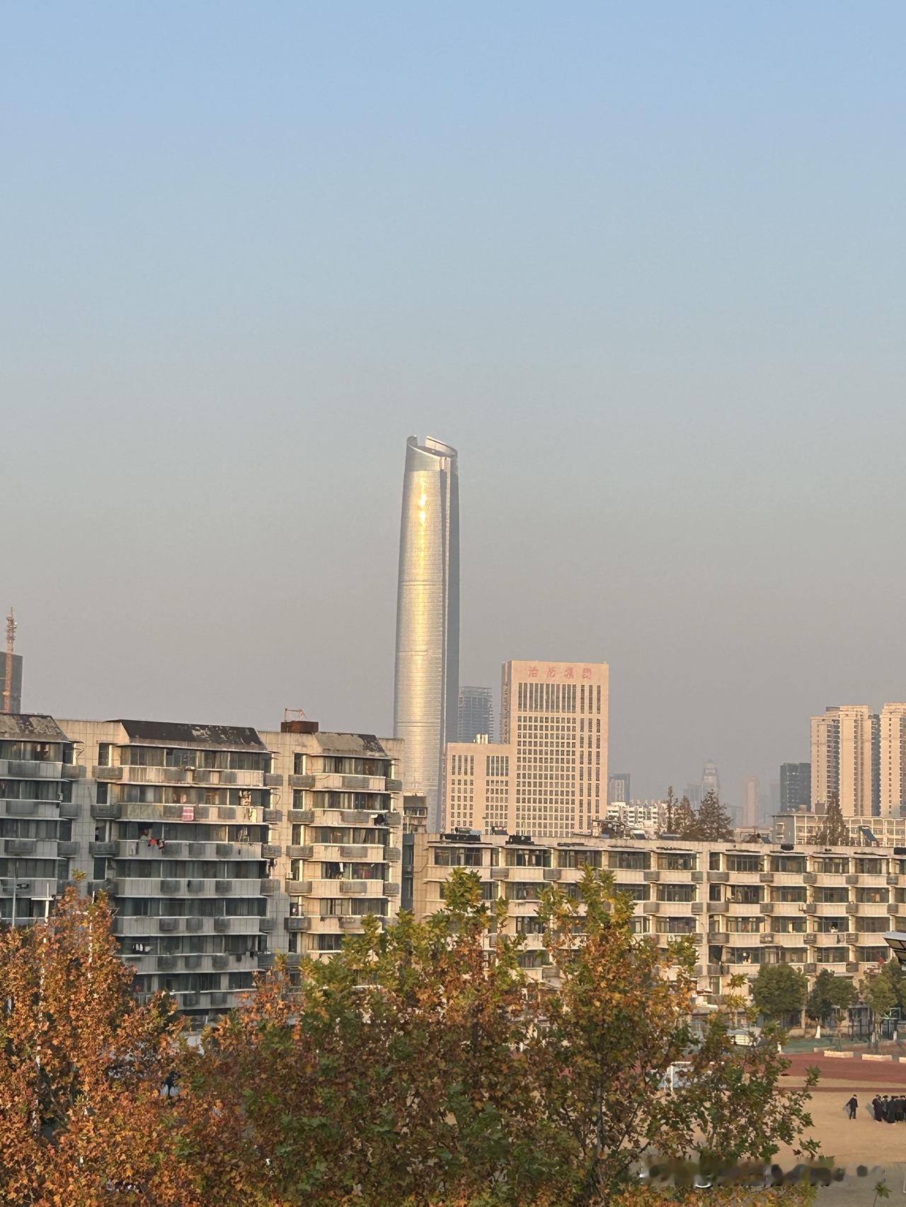 武汉市的很多厂房，都是铁皮厂房。武汉市的工厂，员工工作的地方大多都是没有空调的。