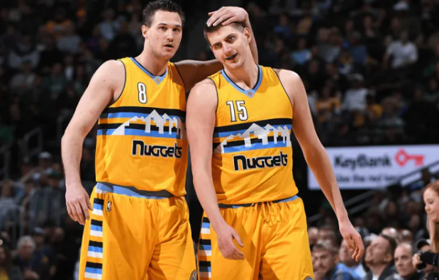 已经退役的前NBA球员达尼罗-加里纳利在一档节目中谈到跟约基奇搭档的时光：“我