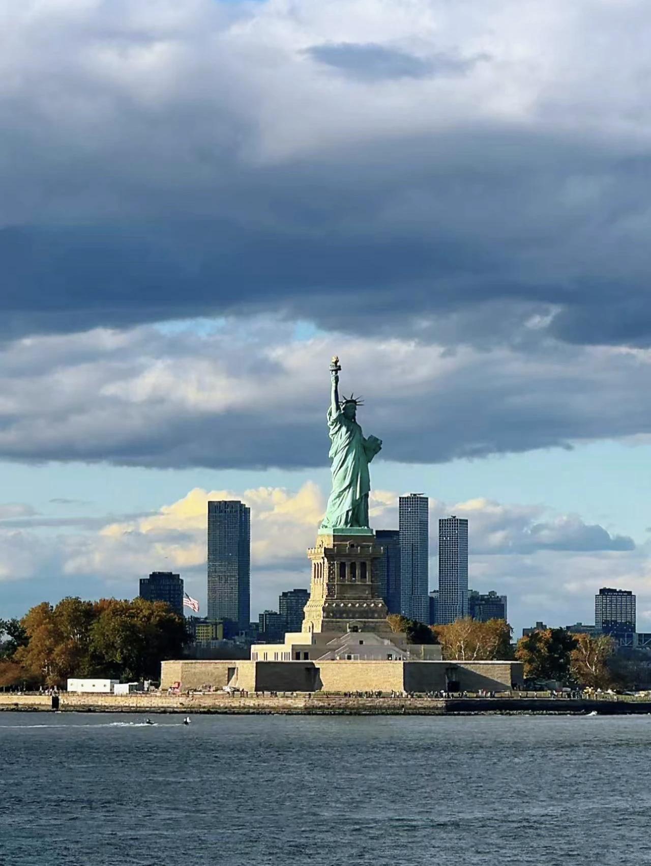 看完牢A从美国“逃”回来的故事，心里五味杂陈……牢A在美国做法医助理，看到的