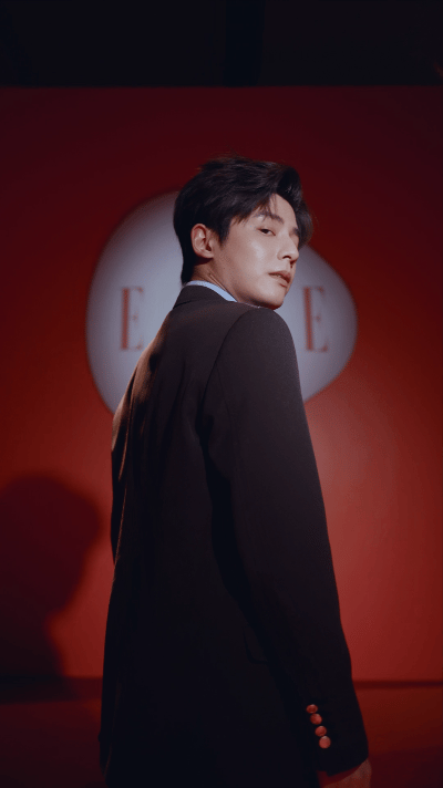 短剧演员一上红毯就开大红毯上的短剧演员，像一群突然被聚光灯照见的黑马——没有预