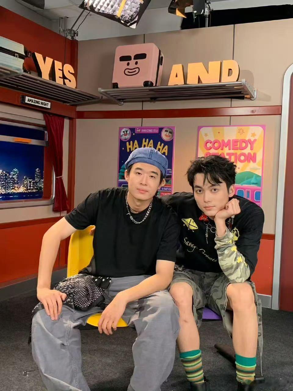 聊到穿搭像idol，蒋易谦虚表示是“乱穿的”，夸身材很好帽子掉在地上在的