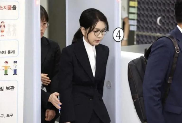 韩国前总统尹锡悦的老婆金建希被捕，这回两口子都被送进看守所进行羁押，创下了韩国历