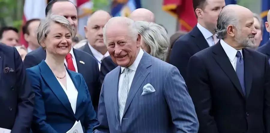 英国这回真“哑火”了！7月12日刚跟着美国签完南海联合声明，第二天中国