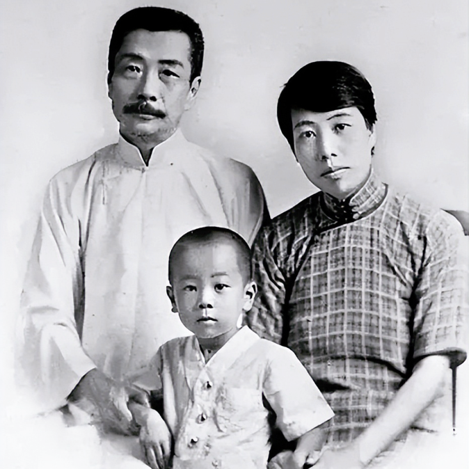 1929年，鲁迅避孕失败，儿子出生了。这个孩子来得在意料之外，一直想丁克的他，看