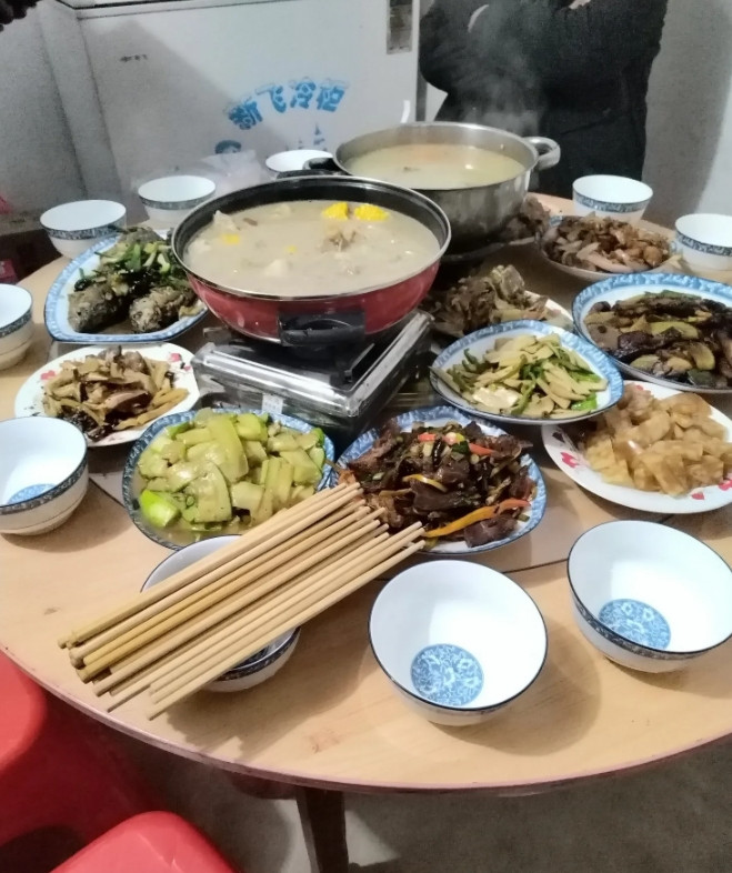 老家这个习惯真不好。[捂脸哭]忙活了大半天，刚坐上吃年夜饭，还没吃几口家里来人了，