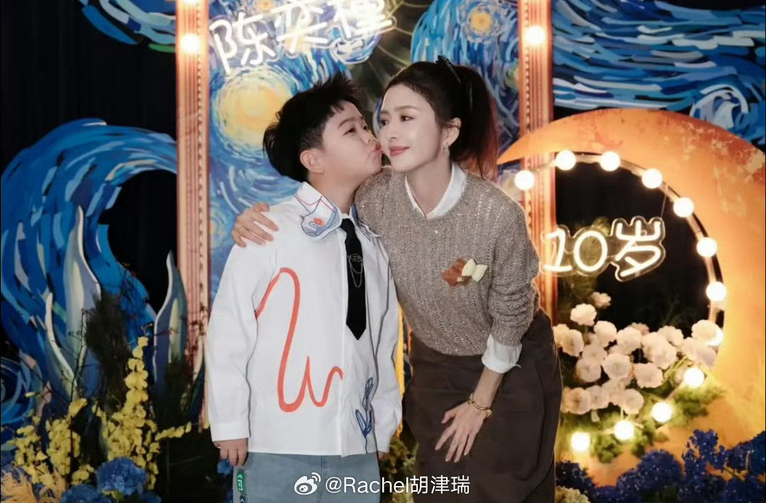 佟丽娅看朵朵饭撒的眼神“今日份小绅士营业～主动给大家发零食的朵朵，也太甜啦！”老