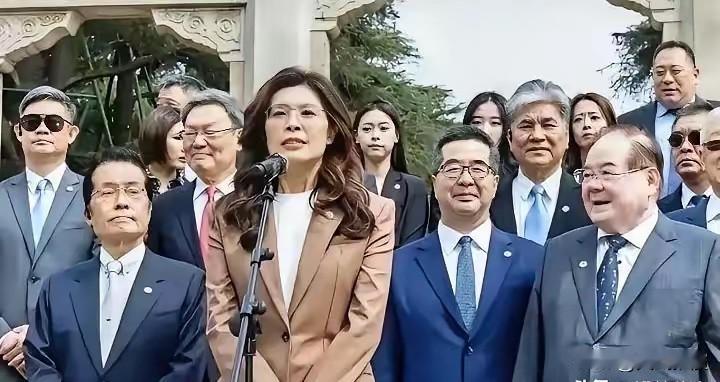 5月5日，蓝营彻底炸锅！国民党内部这次闹得特别凶，两边人完全谈不到一块。郑