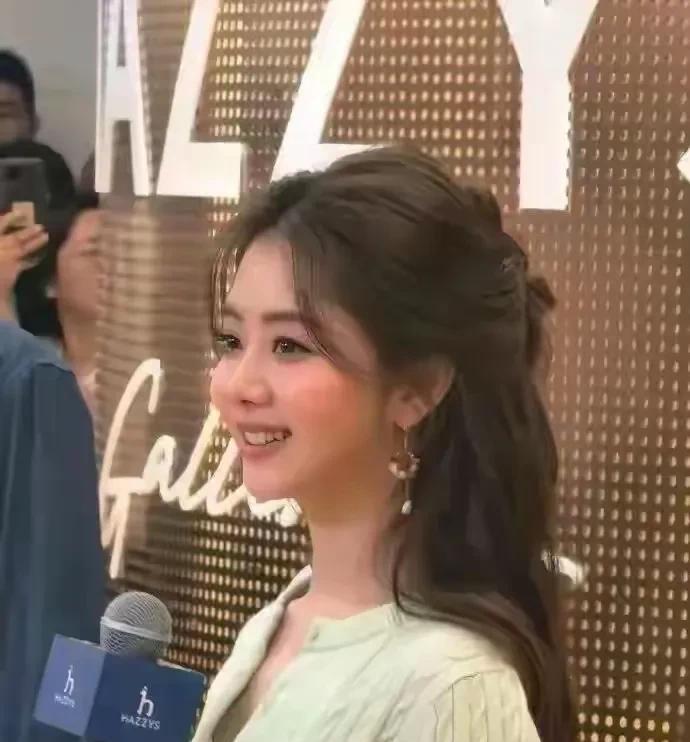怎么以前没有发现谭松韵原来这么美呢！总感觉她长得可爱，但并不惊艳。可如今再看，