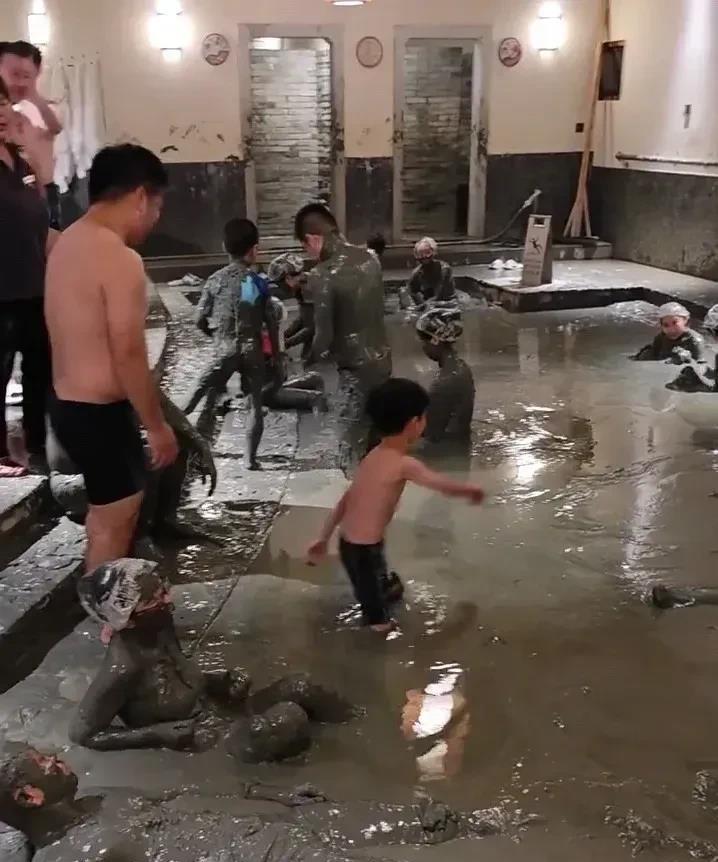 澡堂里的一幕，惊呆了。