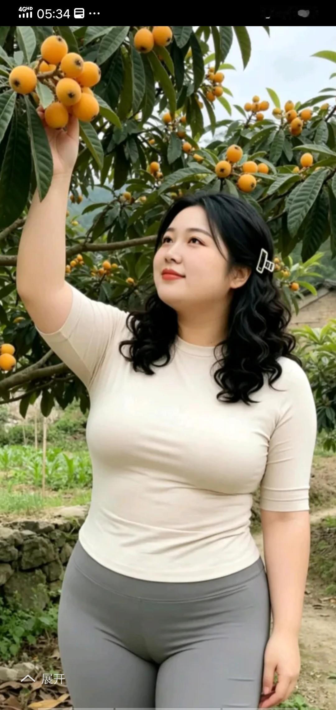 看着满树的枇杷，心里都是满满的欢喜。果子沉甸甸的，压得树枝都弯了腰，黄得发亮，看