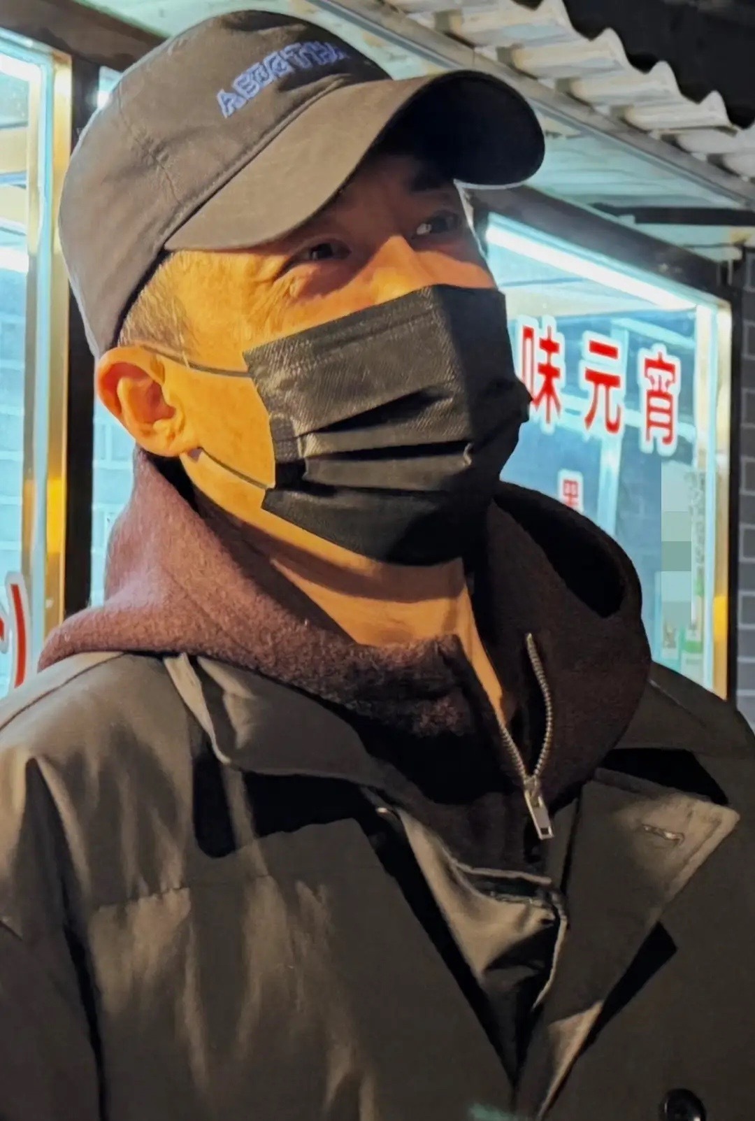 杜淳在西安拍戏，一个人坐小店里吃烤肉串，鬓角已经长出来白头发，才44岁就有沧桑感