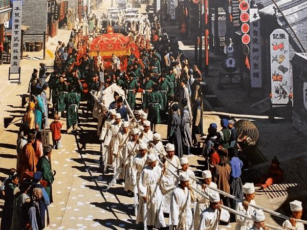 下属（王熙凤）家一只猫的吃饭问题，值得最高领导（贾母）的大秘（鸳鸯）亲自关心过问