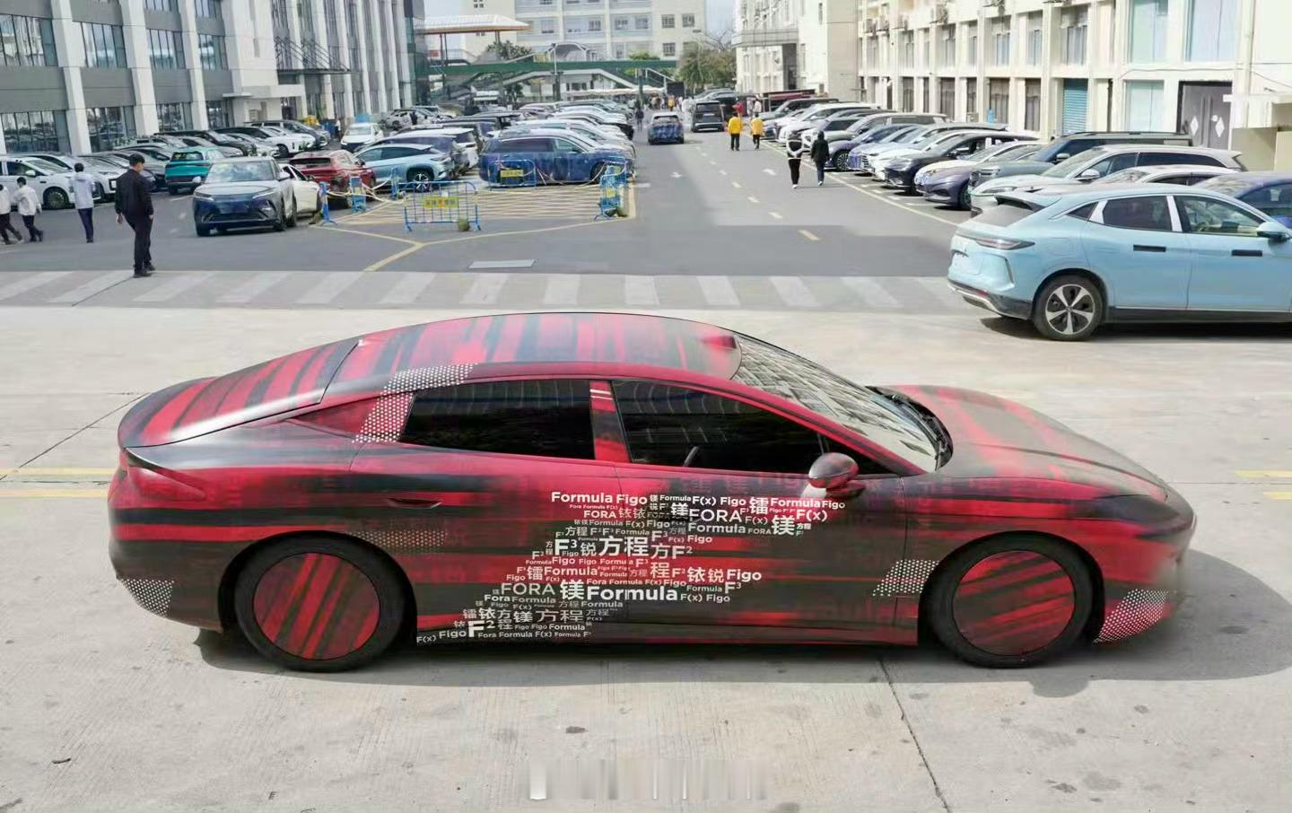 方程豹首款轿车“镁7”实车预告图震撼曝光！尽管伪装厚重，其惊艳的溜背轮廓与低趴姿