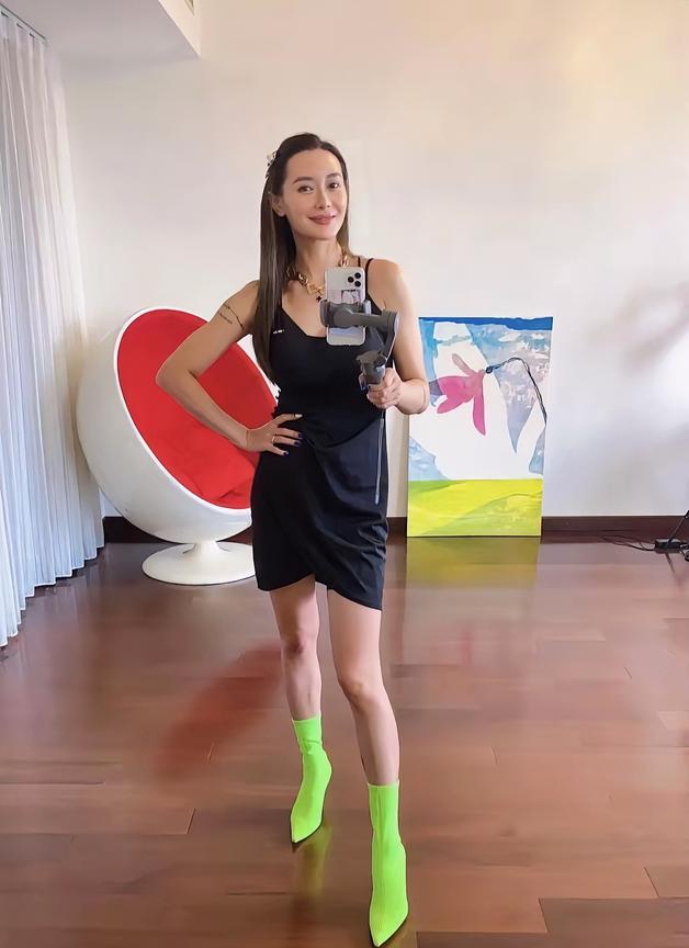 爱戴，168cm，脚上的袜子鞋成亮点，太美了，特别是这颜色，你们看看是不是呢？
