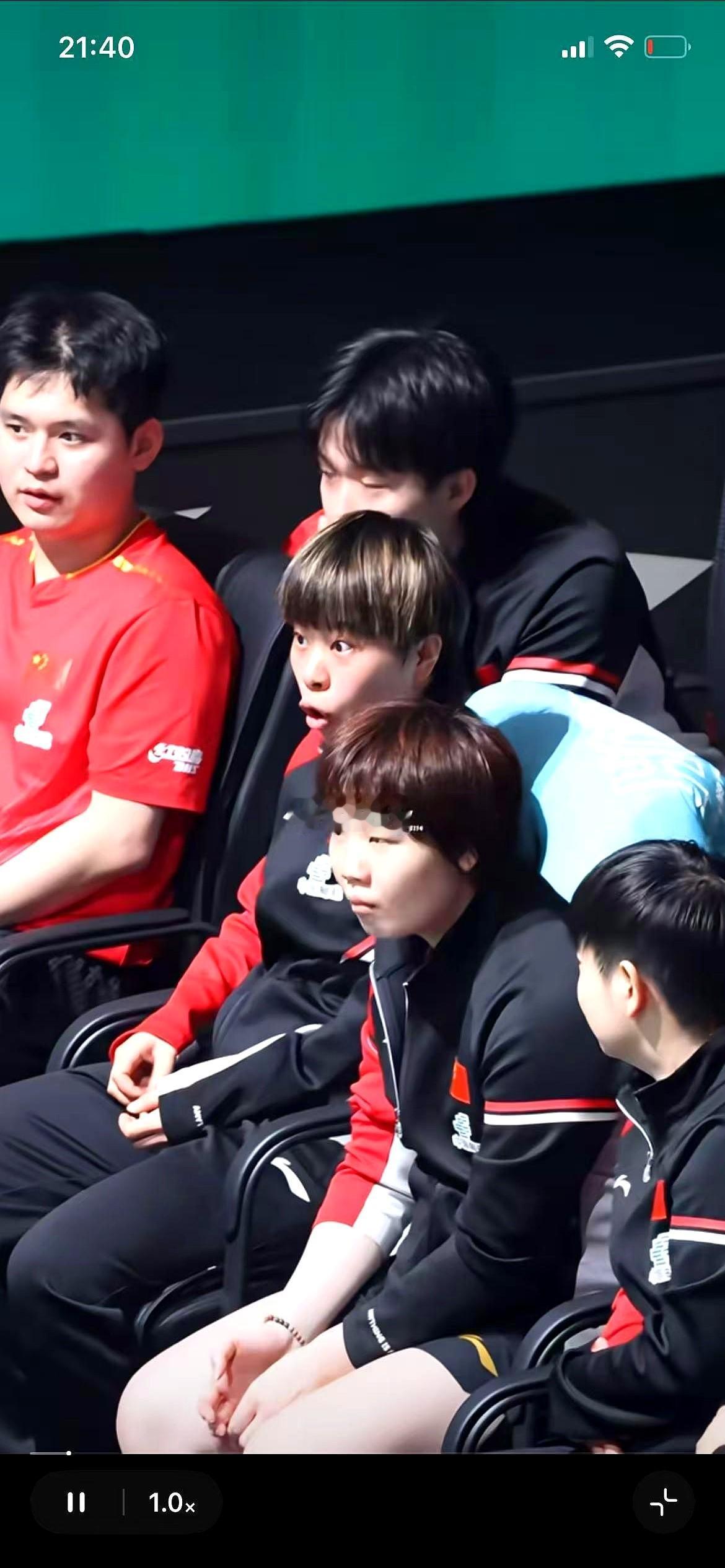 大迪太好玩了。她凭一己之力隔开两对混双，成了聊天中心，和队友、港队小杜都相处