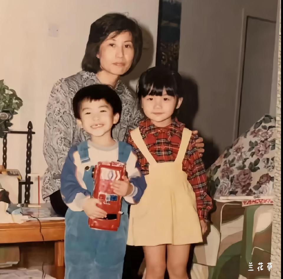 蔡卓妍的少儿时代。她从小就呆萌可爱，具有一种明星气质。她学习唱歌、跳舞并模特