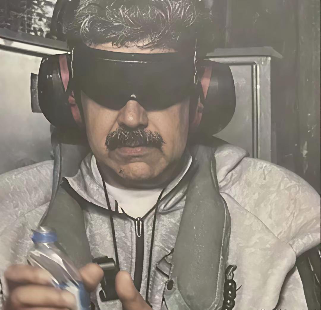 特朗普抓捕马杜罗最新细节：1.四天前就准备动手，因天气原因作罢。2.被捕时，