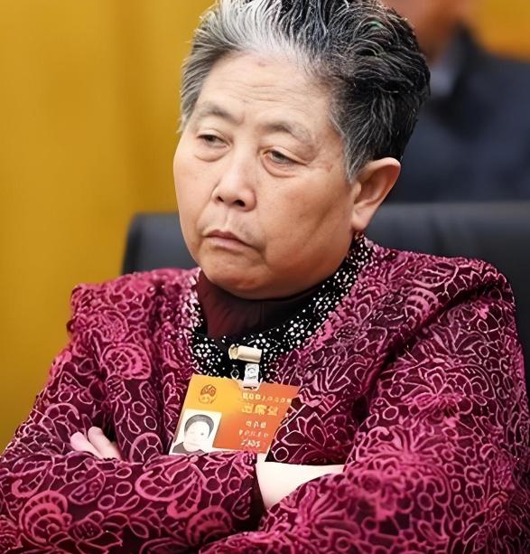 老干妈去年卖了54个亿，差一点就追平历史最高纪录，但你猜怎么着？79岁的陶华碧老