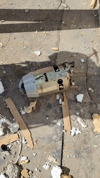 以色列🇮🇱特拉维夫。当地人在一座刚刚受到伊朗🇮🇷导弹袭击的大楼废墟上意