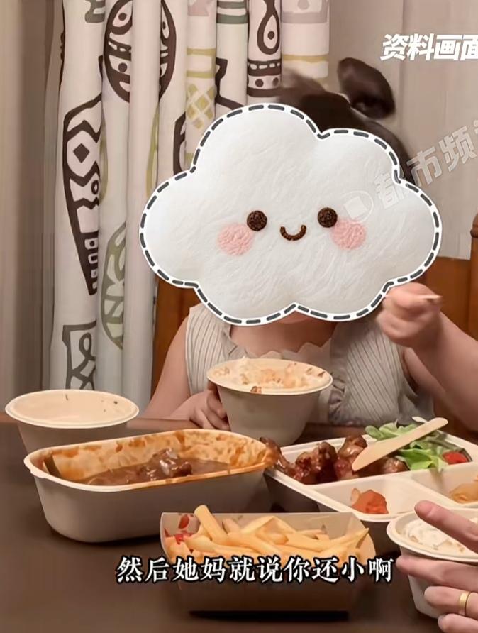 刷到一个视频，小女孩在饭桌上吃饭，妈妈一个劲的往她碗里夹菜，小女孩童言无忌：“妈