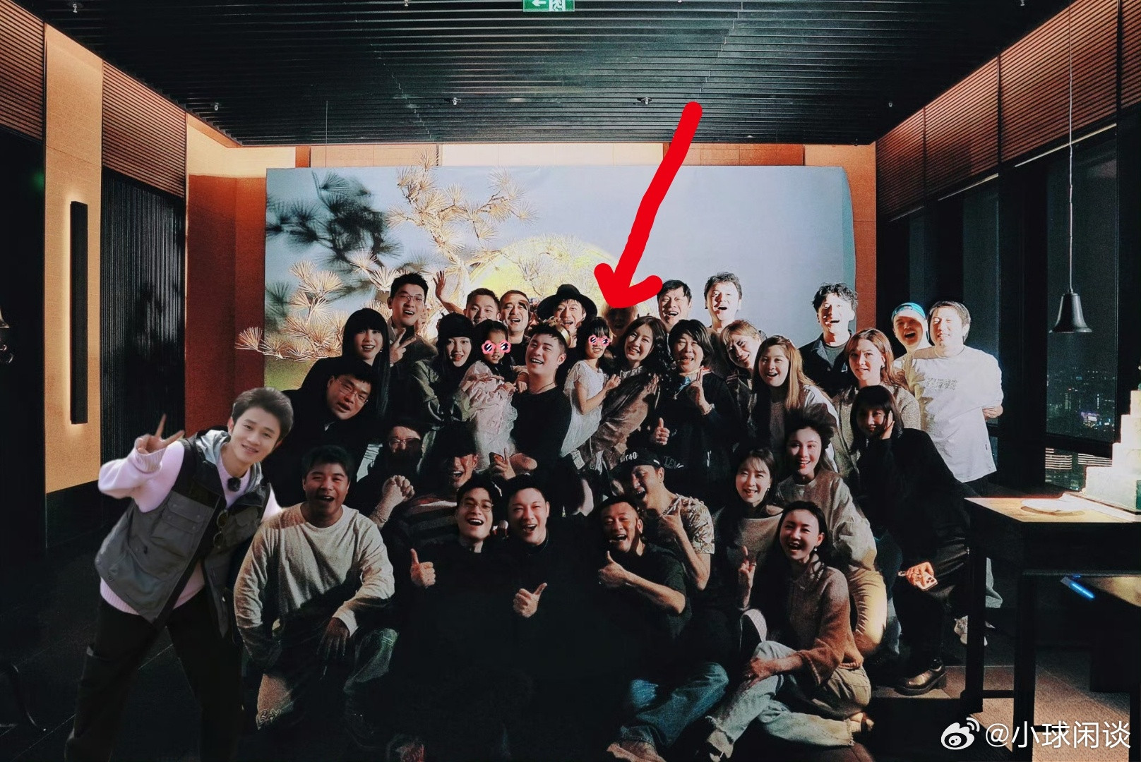 陈赫找了一晚上这照片里的鹿晗鹿晗表示很委屈，就他那黑[笑着哭]​​​