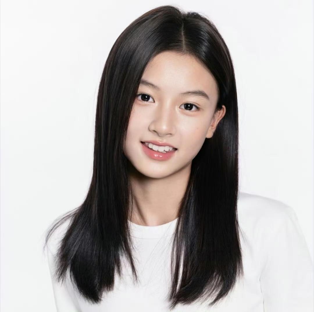 刷到素人七七签约出道的消息，还改了艺名赵钰琪，属实有点意外！当初她的街拍一出