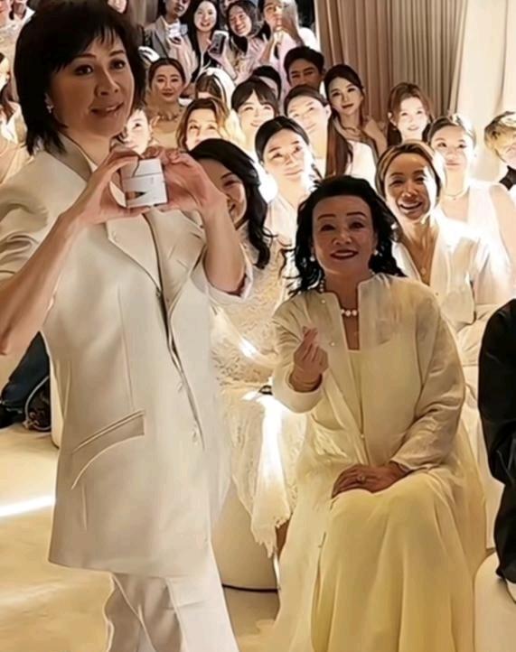 六十岁的刘嘉玲一见到张兰，直接给了她一个长长的深情拥抱，那场面，甚至比当年的红毯