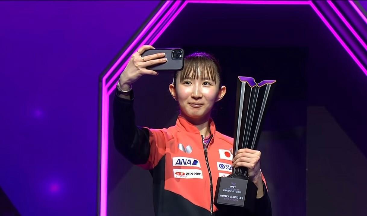 早田希娜这回不哭了终于捧杯了张本美和这下真的要哭了，决胜局两分之差输给早