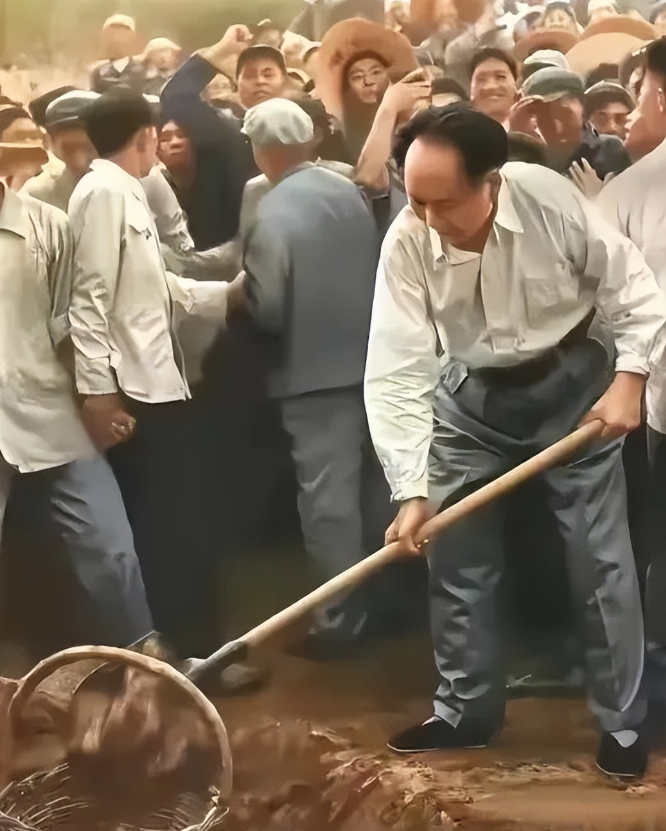 50年代，毛主席亲自参加劳动的一幕，主席以身作则！一张珍贵的照片拍摄于十三陵