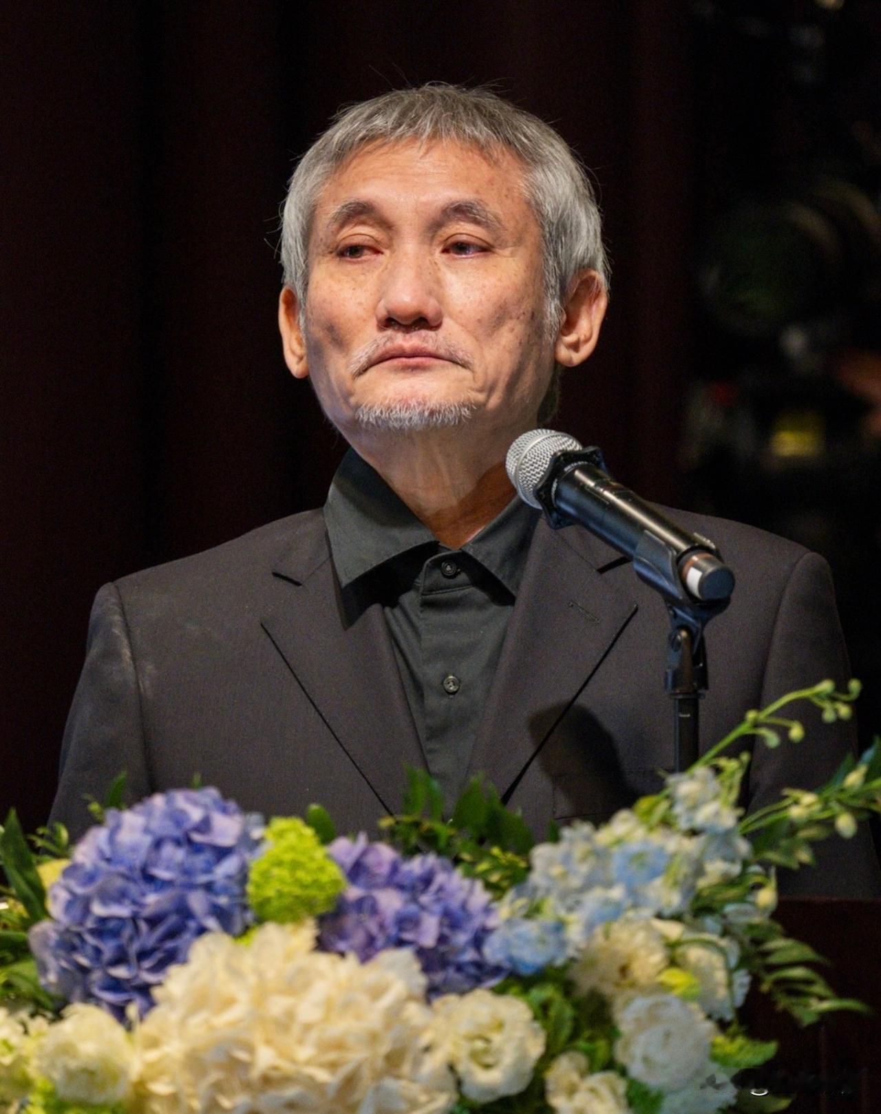 徐克和施南生离婚多年，却在最后的日子交出最动人的答卷。施南生病重，他坚持到医院陪