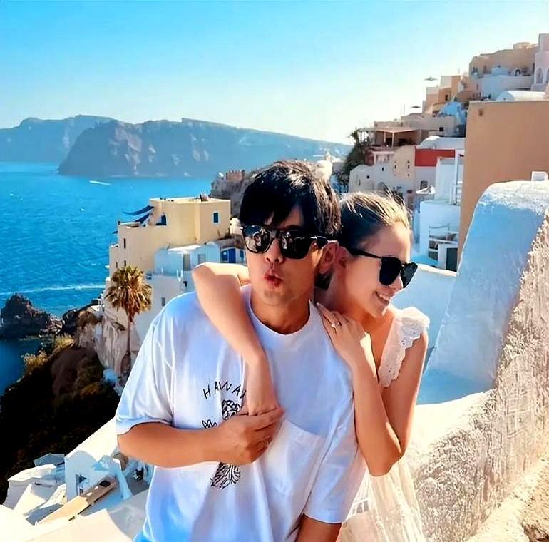 3岁攒钱去韩国找妈，推开门的瞬间她懂了什么叫多余。14岁父母分开，周杰伦把孝顺刻