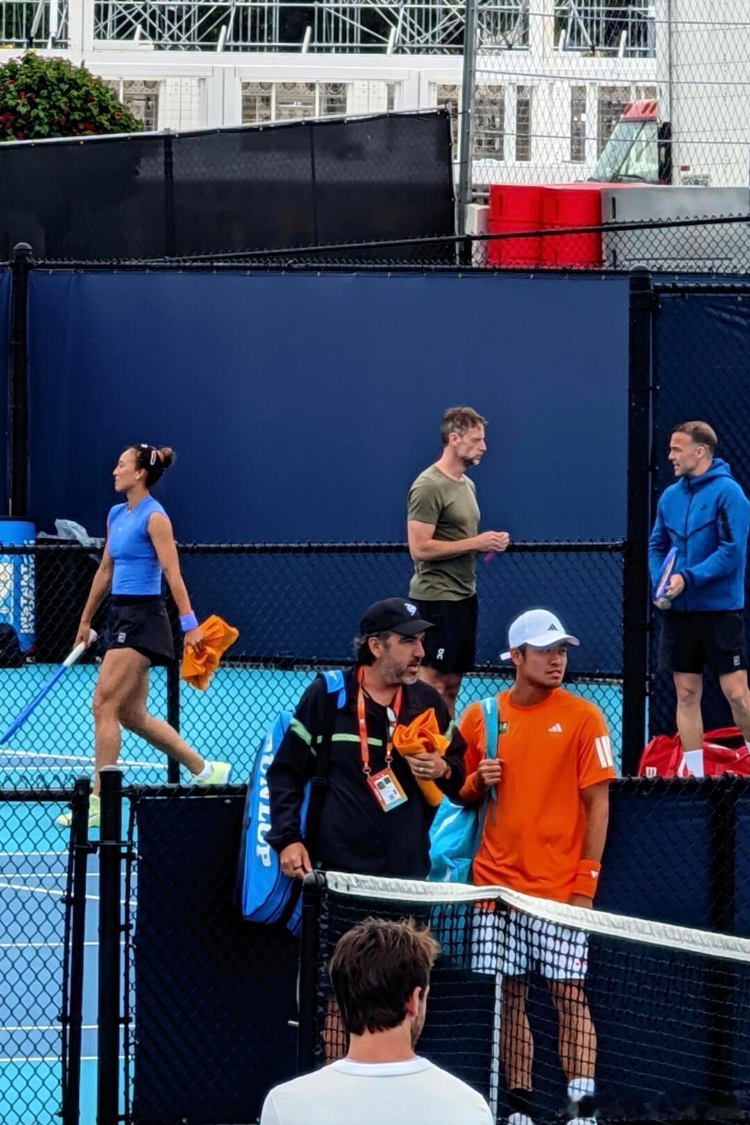 迈阿密今天较冷🥶中国球员的比赛今天就安排了张之臻的，北京时间今晚23点，郑钦文