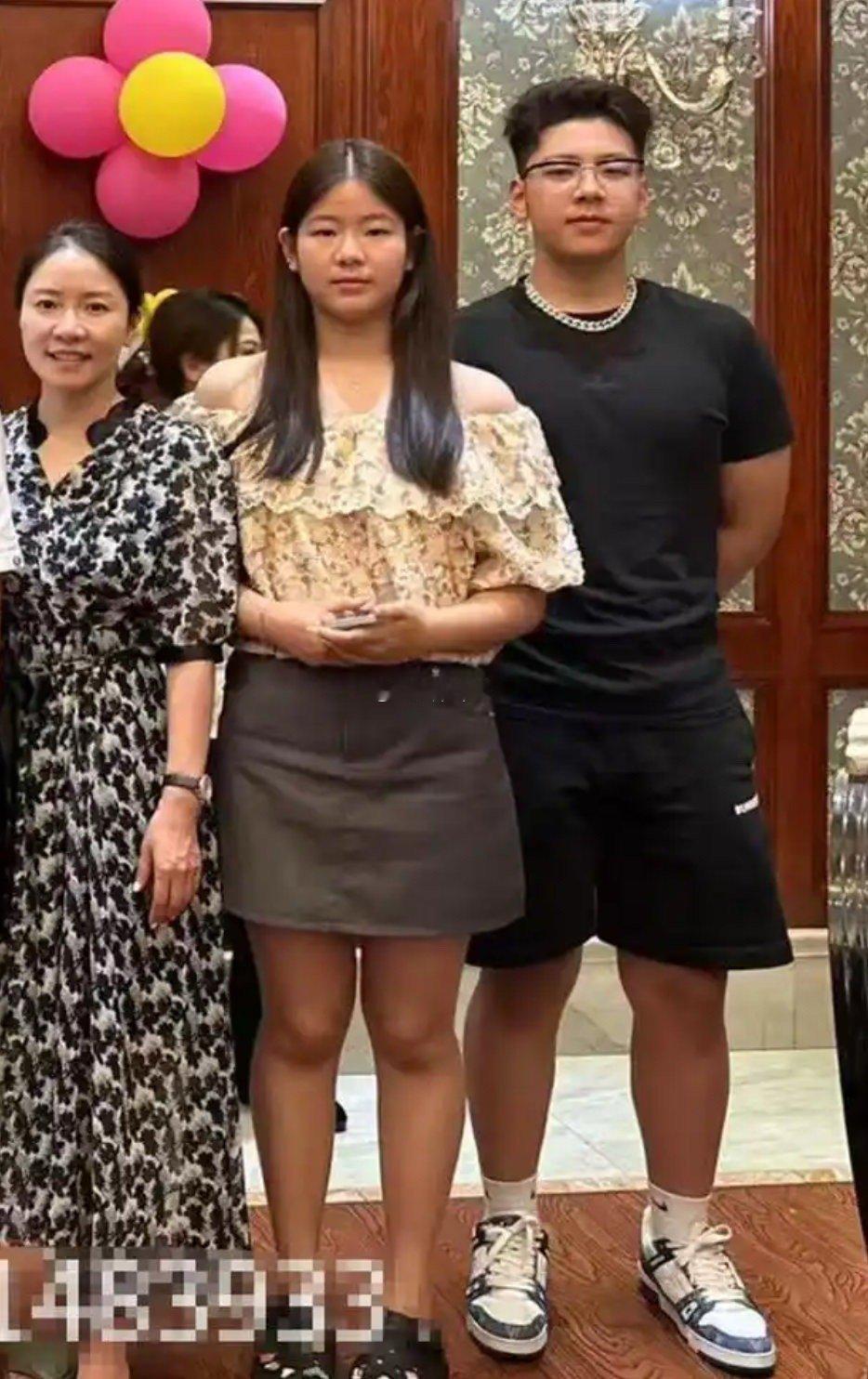 郭涛一家现身阿那亚，14岁女儿身高近180cm，与哥哥石头共用一张脸！​​​