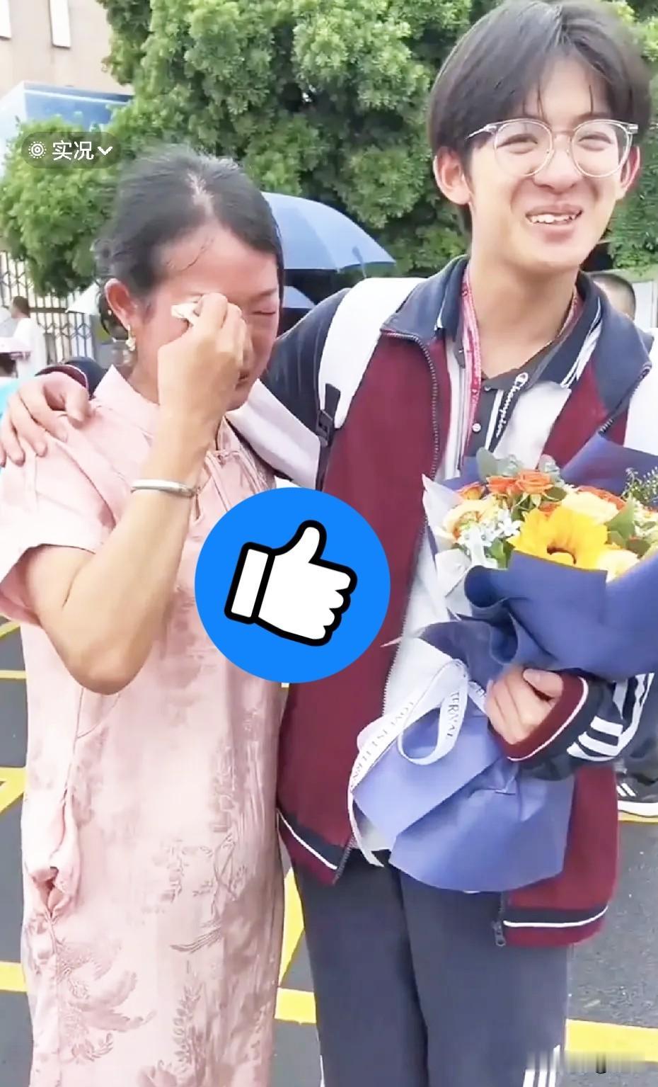 3岁没了妈，爸爸很快再婚，是小姨一把屎一把尿把他拉扯大。如今这孩子长到1米8