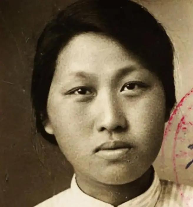 1909年，14岁的女孩被舅舅骗至青楼。鸨母瞅了一眼，撇嘴说：“宽嘴唇、塌鼻子、