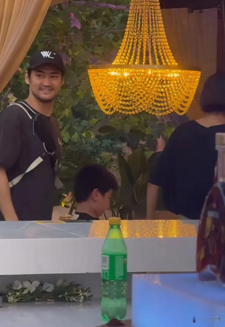 中秋节，袁弘带着老婆儿子回武汉过节，他们的儿子四坨这么大了，身高已经来到爸爸胸部