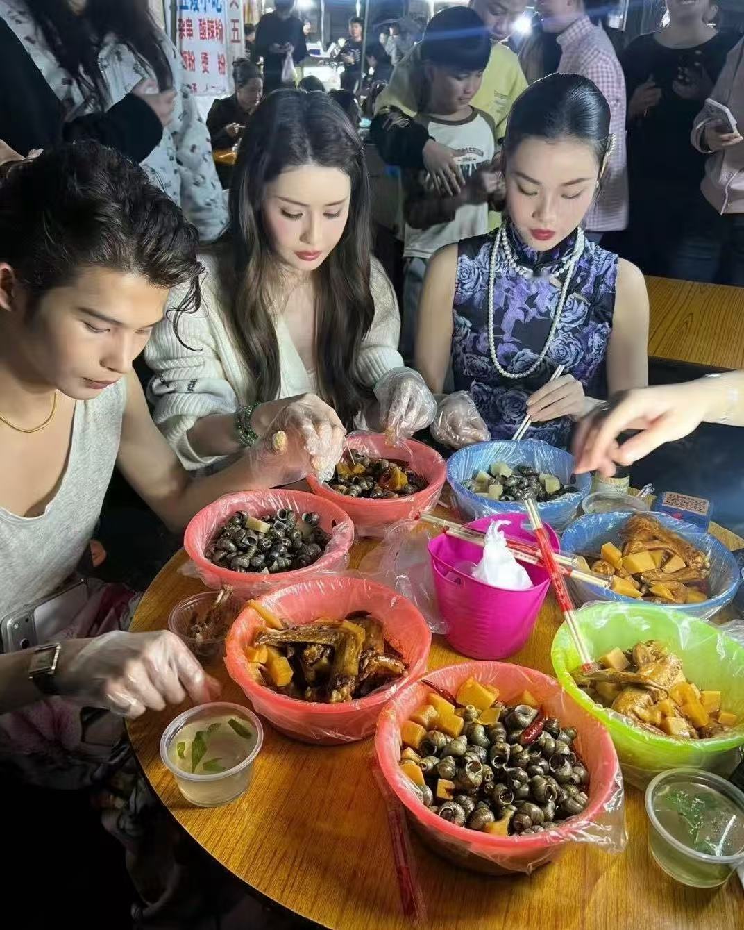 路人镜头里的网红韦雪，撞脸很多明星