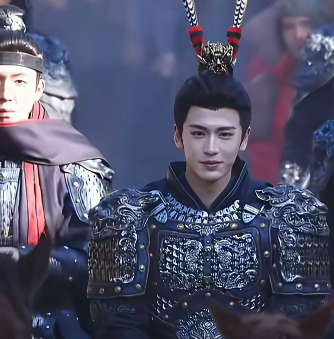 终于清楚张凌赫在《逐玉》的这个妆造为何被骂了不是粉底液将军这么表面的东西，除了