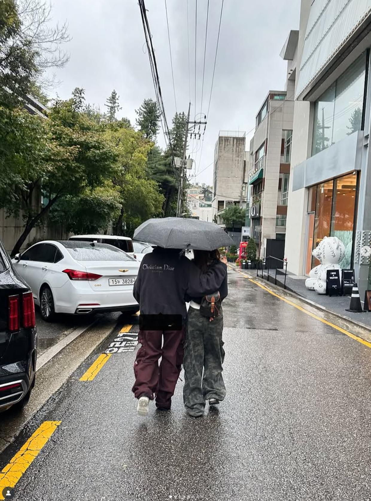 PalisaIG更新：被LISA宠坏了我靠，图1这体型差~开始还以为是她男朋友