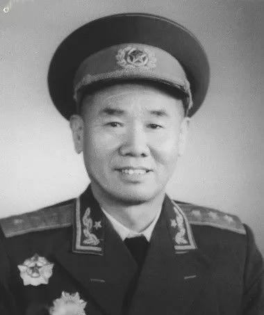 1947年，悍将陈再道率军路过家门，19年未归，舅母却吓得贴墙站，开口第一句：长