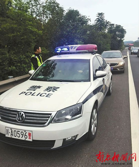 紧急关头 交警为6岁女童开辟"生命通道" 10月6日下午5时许,蓬安县平头