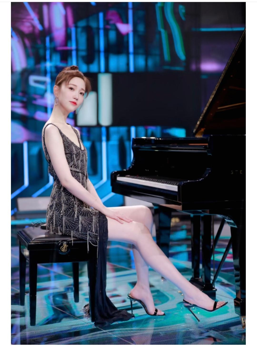 长腿玉足，肤白貌美。