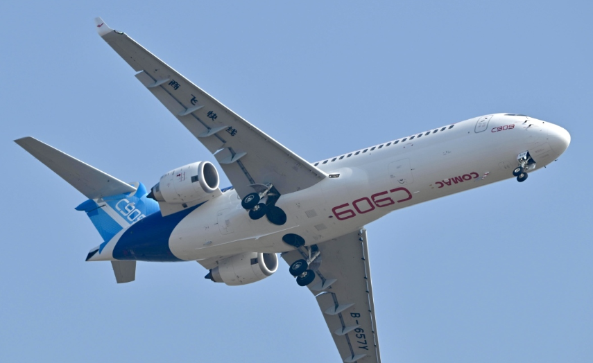 柬埔寨国家航空与中国商飞在郑州宣布：拟采购20架C909飞机，其中10架确认订单