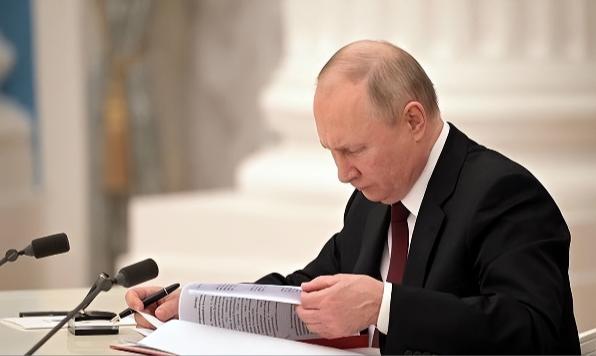 美国记者问普京，如果中国统一台湾，俄罗斯会不会插手？普京的坚定回答，让记者当场哑