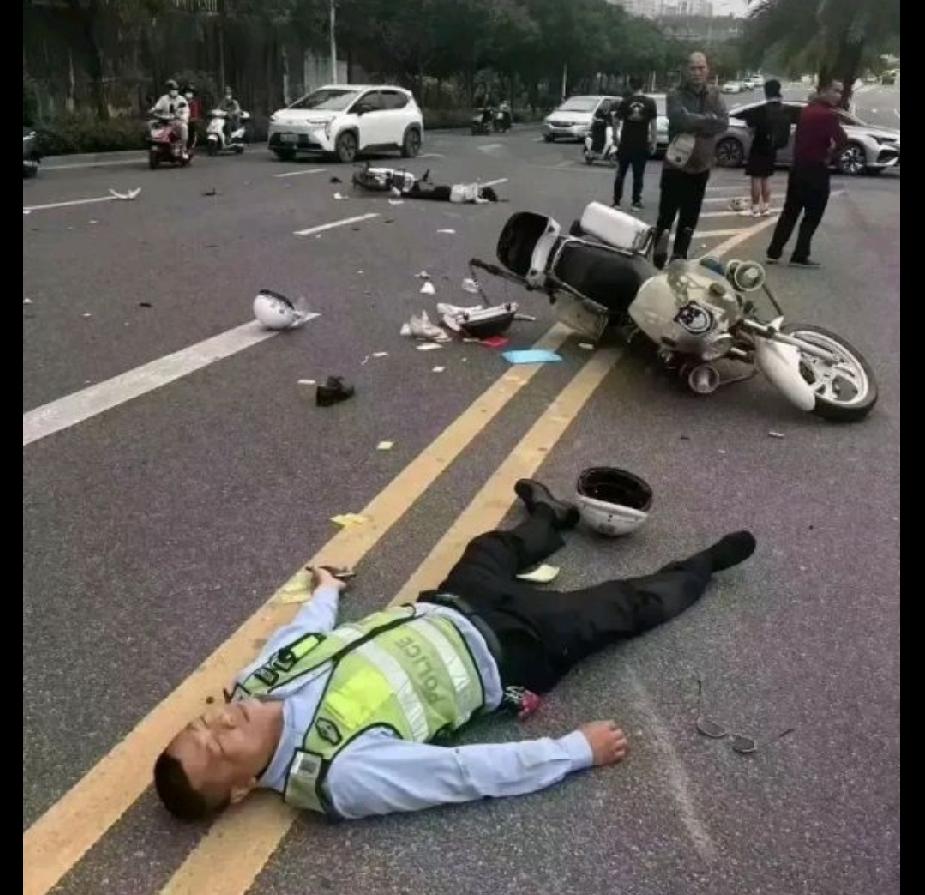 男人第一次开车上路就撞人了。他很害怕，就给在交警队的舅舅打电话说:舅舅你快过