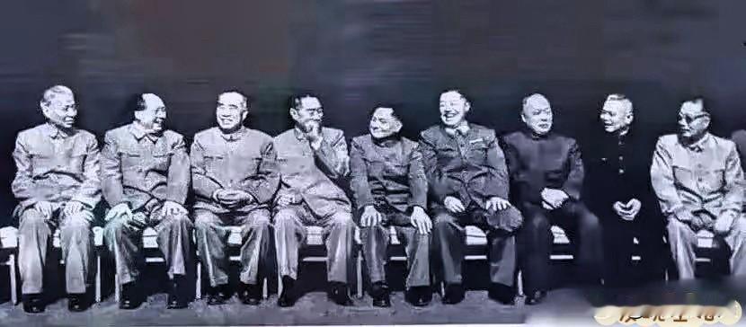 这张老照片让我们悟出一个道理：心中装着人民，坐在哪里都是中心。